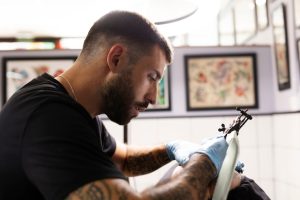 Profesjonalne studio tatuażu - artysta przy pracy